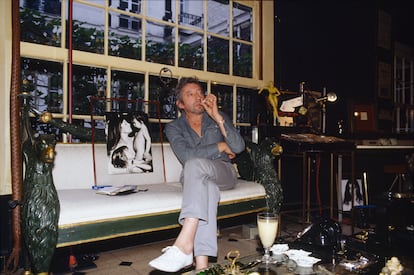 Serge Gainsbourg en su casa de París haciendo lo que más le gustaba.