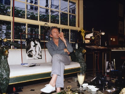 Serge Gainsbourg en su casa de París haciendo lo que más le gustaba.