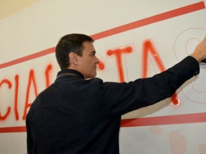 Al grito de  no es no , Pedro Sánchez supera las expectativas con una gran movilización y enardece a sus partidarios anunciando su candidatura