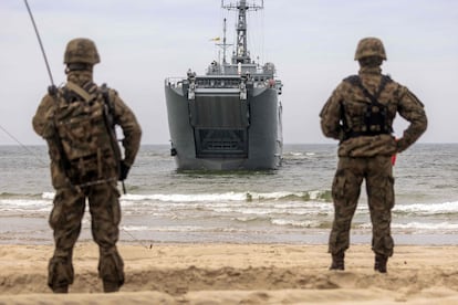 Unos soldados y un buque de guerra polaco, durante unas maniobras militares en Krynica Morska, muy cerca del enclave ruso de Kaliningrado, el 17 de abril.