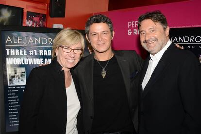 Rosa Lagarrigue, Alejandro Sanz y Jesús López, de Universal, en 2013 en Los Ángeles.