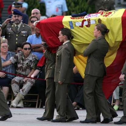 La sargento Susana Pérez, viuda del sargento Alfredo Francisco Joga, durante el homenaje en Getafe.