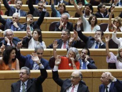Varios ministros en el pleno del Congreso celebrado en el Senado.