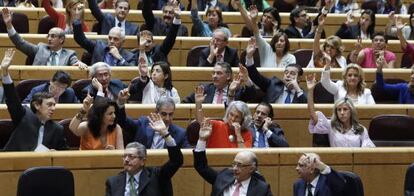 Varios ministros en el pleno del Congreso celebrado en el Senado.