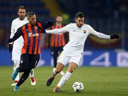 Strootman protege el balón ante Marlos.