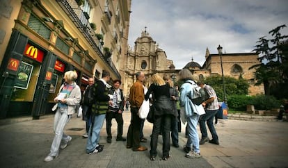 Un grupo de turistas en la plaza de la Reina de Valencia 