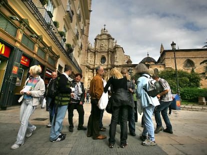 Un grupo de turistas en la plaza de la Reina de Valencia 