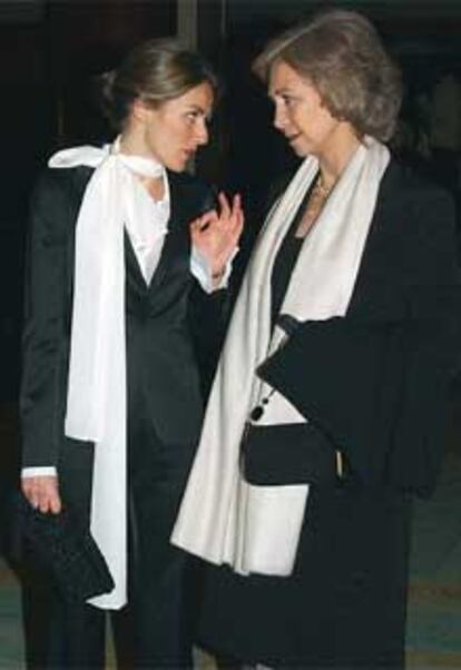 La Reina conversa con Letizia Ortiz, a su llegada al teatro real.