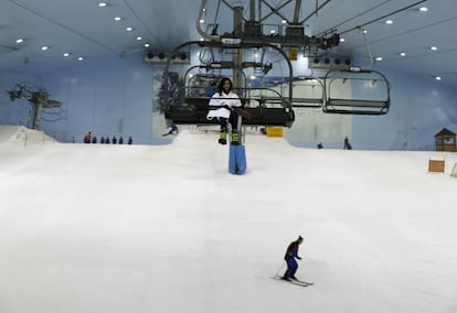 Pista de nieve artificial en un centro comercial de Dubai.