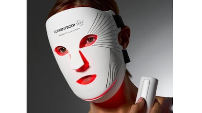 máscara led facial que reduce las manchas y líneas de expresión.