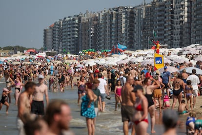La gente abarrota la playa de la ciudad costera de Blankenberg, en el mar del Norte, en Bélgica, este martes.