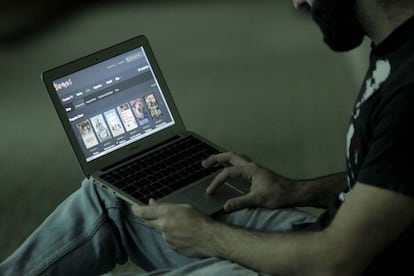 Un joven utiliza su ordenador para ver el catálogo de películas de la plataforma 'online' Yomvi.