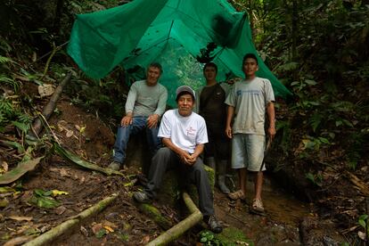Francisco Mueras, agente de salud comunitario, posa con la camiseta blanca junto con otros tres miembros de la comunidad de Bolívar, frente al punto de captación de agua a 1.100 metros de altura.