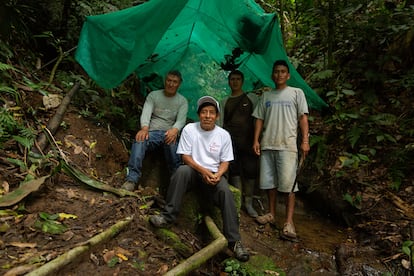 Francisco Mueras, agente de salud comunitario, posa con la camiseta blanca junto con otros tres miembros de la comunidad de Bolívar, frente al punto de captación de agua a 1.100 metros de altura.