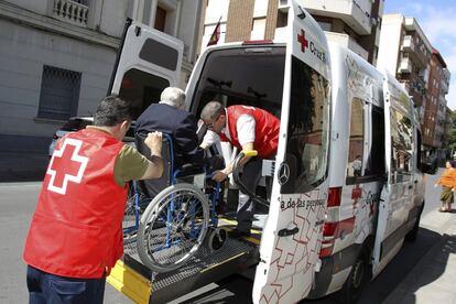 Voluntarios de la Cruz Roja trasladan a un anciano hasta colegio Carlos Eraña de Ciudad Real.
