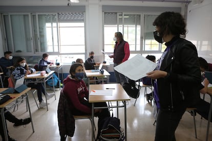 El profesorado habla con los alumnos en un aula con las ventanas abiertas en un instituto de Alcoy.