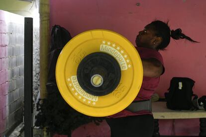 La atleta Ahymara Espinoza entrena en su casa mientras prepara la clasificación para los Juegos Olímpicos de Tokio, en San José de Barlovento, Venezuela.