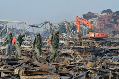 Trabalhadores tentam descontaminar zona afetada por explos&otilde;es em Tianjin. 