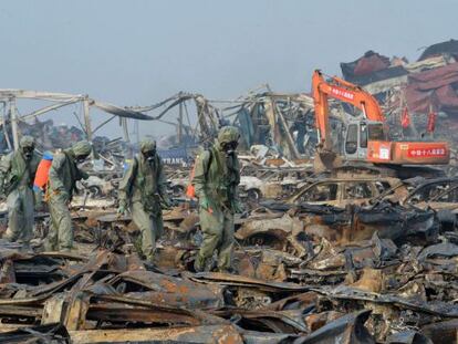 Trabalhadores tentam descontaminar zona afetada por explos&otilde;es em Tianjin. 