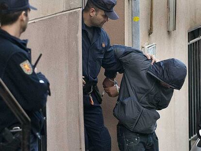 Uno de los detenidos por la policía en Santa Coloma de Gramenet.