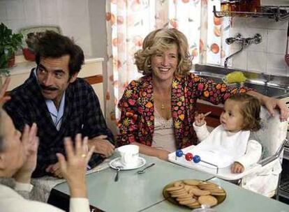 Imanol Arias y Ana Duato, en una imagen de la serie de TVE <i>Cuéntame cómo pasó.</i>