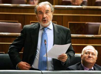 El vicepresidente segundo y ministro de Economía, Pedro Solbes, durante su intervención en el Congreso.