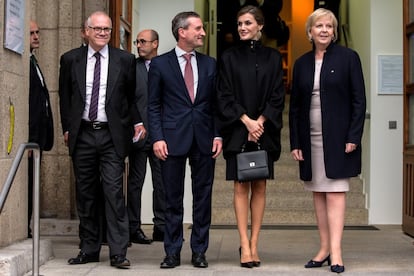 En 2015, la Reina acudió a Düsseldorf para la inauguración de una exposición sobre el pintor Francisco de Zurbarán y se presentó con una capa negra de Hugo Boss. El estilismo en aquella sesión fue totalmente negro, con un vestido de corte recto y bolso de piel de la misma firma, además de unos zapatos de Prada.