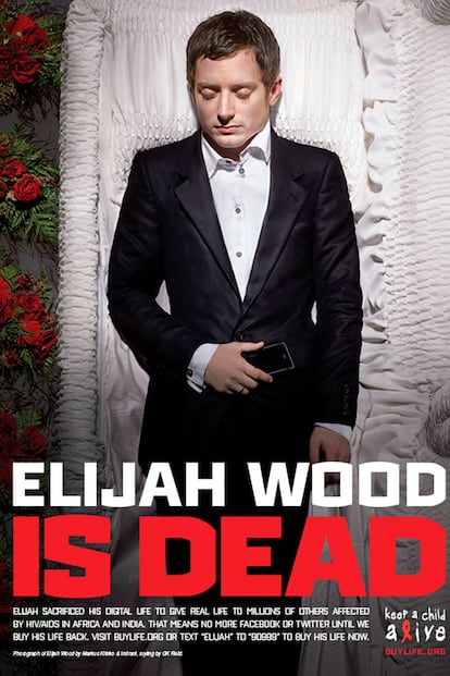 Elijah Wood dejó de lado su vis cómica para participar en esta campaña.