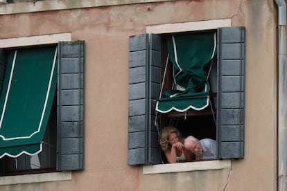 Los vecinos de los alrededores intentan ver a Jeff Bezos saliendo de su hotel en Venecia.