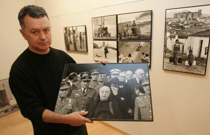 Paco Elvira en una de sus exposiciones en San Sebastián.