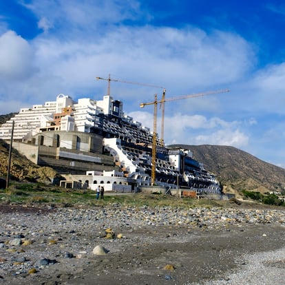 Vista del edificio a medio construir con la obra paralizada desde hace años de el hotel Ilegal de la playa de El Algarrobico en en eltermino municipal de Carboneras, Almeria.
Francisco Bonilla.