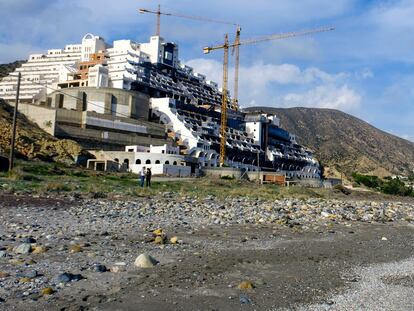 Vista del edificio a medio construir con la obra paralizada desde hace años de el hotel Ilegal de la playa de El Algarrobico en en eltermino municipal de Carboneras, Almeria.
Francisco Bonilla.