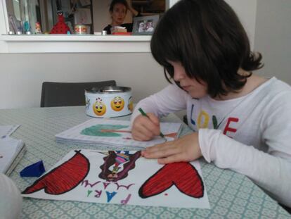 Una niña dibujando durante el confinamiento. Pedro Molina