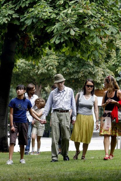 Woody Allen, su mujer y su hija pasean por Oviedo.