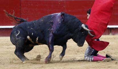 El diestro Fortes recibe a su segundo astado de rodillas durante la corrida de la Feria de Fallas, con toros de Alcurrucén, en la que ha compartido cartel con Juan Bautista y Álvaro Lorenzo