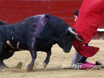 El diestro Fortes recibe a su segundo astado de rodillas durante la corrida de la Feria de Fallas, con toros de Alcurruc&eacute;n, en la que ha compartido cartel con Juan Bautista y &Aacute;lvaro Lorenzo