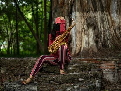 María Elena Ríos posa con su saxofón en un parque en Santo Domingo Tonalá, Oaxaca.