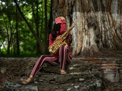 María Elena Ríos posa con su saxofón en un parque en Santo Domingo Tonalá, Oaxaca.