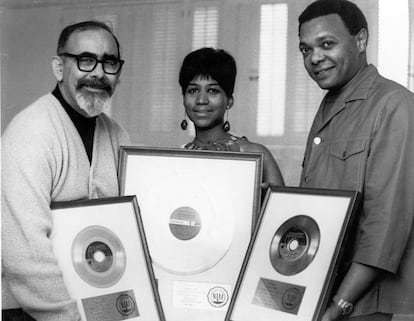 O produtor musical Jerry Wexler, a cantora Aretha Franklin, e seu marido e empresário, Ted White, posam com os discos de Aretha para celebrar o recorde de vendas em 1968