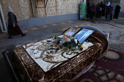 Una foto de Mir Takhsin-Beg (Tahseen Said Ali), el líder hereditario de la comunidad Yazidi en el mundo, en su cama durante su funeral en la ciudad de Sheikhan, 50 km al noreste de Mosul, Irak. El líder de los Yazidis del mundo, una minoría cuya comunidad iraquí fue atacada ferozmente por el grupo del Estado Islámico, murió en Alemania después de una larga enfermedad a la edad de 85 años, dijeron hoy las autoridades.