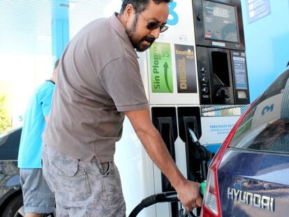 Un usuario llena el depósito de su coche de gasolina en una estación de autoservicio en Madrid.