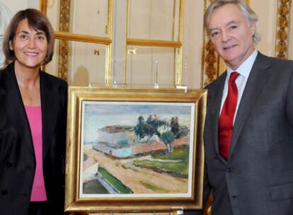La minista de Cultura francesa, Christine Albanel y un alto cargo británico junto al Matisse devuelto hoy por Francia a sus legítimos dueños