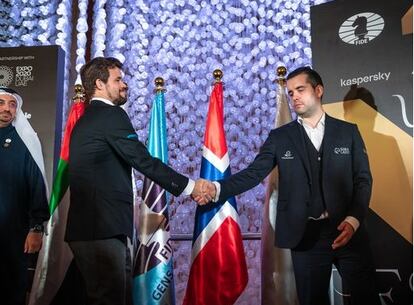 Carlsen y Niepómniachi se saludan durante la ceremonia de inauguración, este miércoles.