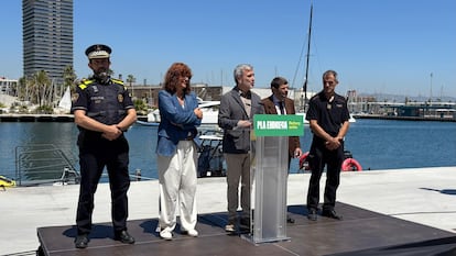 El alcalde de Barcelona, Jaume Collboni, junto a los tenientes de alcalde Laia Bonet y Albert Batlle, el jefe de los Bombers de Barcelona, Sebastià Massagué, y el intendente mayor de la Guàrdia Urbana, Jordi Guerrero.