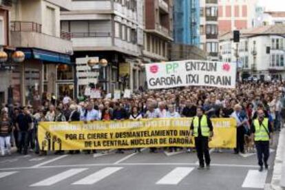 Cerca de medio millar de vitorianos se han manifestado hoy por las calles de la capital alavesa, convocados por el Ayuntamiento de la ciudad, para volver a pedir el cierre inmediato y el posterior desmantelamiento de la central nuclear de Santa María de Garoña (Burgos).