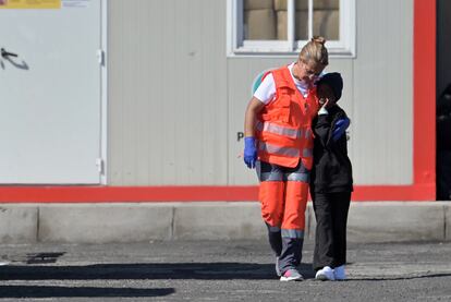 Una trabajadora de la Cruz Roja abraza a un menor migrante, este martes en La Restinga (El Hierro).