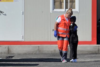 Una trabajadora de la Cruz Roja abraza a un menor migrante, este martes en La Restinga (El Hierro). 
