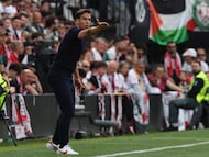 El entrenador del Rayo, Íñigo Pérez, durante el encuentro de ida de los cuartos de final de la Conference ante el AEK.