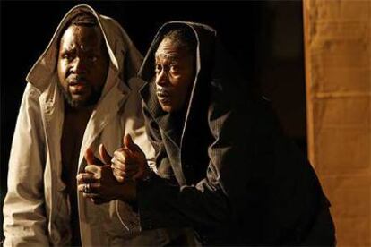 Habib Dembélé y Pitcho Womba Konga, en una escena de <i>Sizwe Banzi est mort.</i>