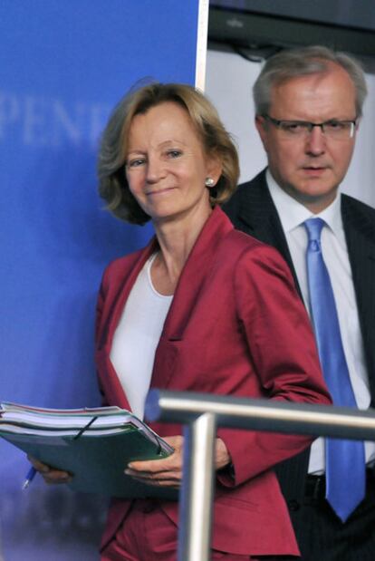 Elena Salgado y el comisario Olli Rehn, tras el Ecofin de ayer en Luxemburgo.